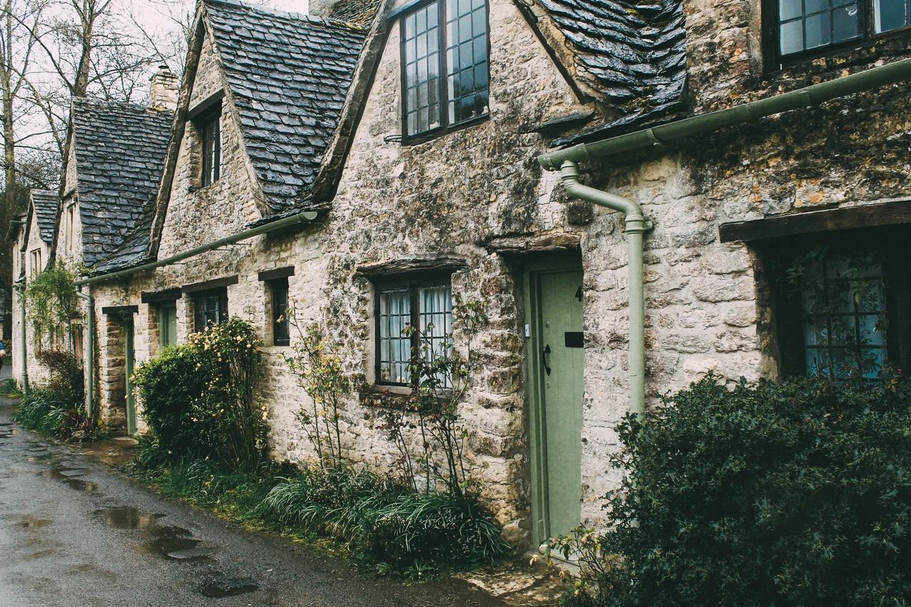 Honey-coloured stone cottages along Arlington Row in Bibury